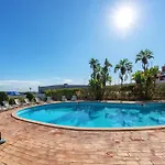 Homes With Cozy Terrace & 2 Swimming Pools Near The Heart