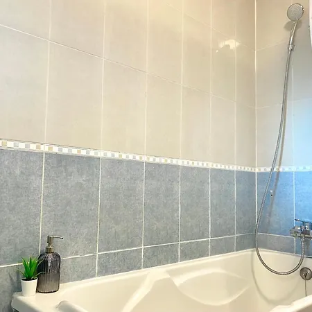 Homes With Cozy Terrace & 2 Swimming Pools Near The Heart