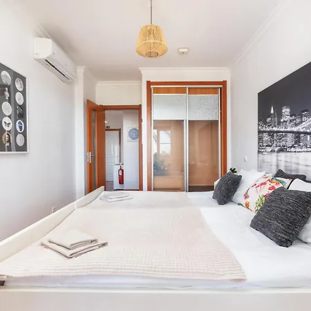 Homes With Cozy Terrace & 2 Swimming Pools Near The Heart Lägenhet *